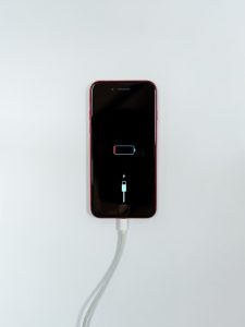 Phone battery icon gradually recharging, symbolizing a mother restoring her energy and mental capacity after motherhood burnout.